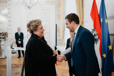 Am 17. Dezember 2025 bestellte der Bundeskanzler Vertreterinnen und Vertreter der Wirtschaft zu Mitgliedern der bei der Bundesanstalt "Statistik &Ouml;sterreich" eingerichteten Wirtschaftskurie. Im Bild Staatssekret&auml;r Alexander Pr&ouml;ll (r.) bei der &Uuml;berreichung.