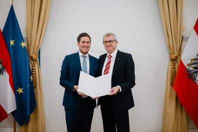 Am 17. Dezember 2025 bestellte der Bundeskanzler Vertreterinnen und Vertreter der Wirtschaft zu Mitgliedern der bei der Bundesanstalt "Statistik &Ouml;sterreich" eingerichteten Wirtschaftskurie. Im Bild Staatssekret&auml;r Alexander Pr&ouml;ll (l.) bei der &Uuml;berreichung.