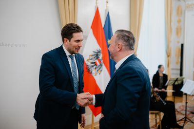 Am 17. Dezember 2025 bestellte der Bundeskanzler Vertreterinnen und Vertreter der Wirtschaft zu Mitgliedern der bei der Bundesanstalt "Statistik &Ouml;sterreich" eingerichteten Wirtschaftskurie. Im Bild Staatssekret&auml;r Alexander Pr&ouml;ll (l.) bei der &Uuml;berreichung.