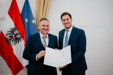 Am 17. Dezember 2025 bestellte der Bundeskanzler Vertreterinnen und Vertreter der Wirtschaft zu Mitgliedern der bei der Bundesanstalt "Statistik &Ouml;sterreich" eingerichteten Wirtschaftskurie. Im Bild Staatssekret&auml;r Alexander Pr&ouml;ll (r.) bei der &Uuml;berreichung.