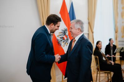 Am 17. Dezember 2025 bestellte der Bundeskanzler Vertreterinnen und Vertreter der Wirtschaft zu Mitgliedern der bei der Bundesanstalt "Statistik &Ouml;sterreich" eingerichteten Wirtschaftskurie. Im Bild Staatssekret&auml;r Alexander Pr&ouml;ll (l.) bei der &Uuml;berreichung.