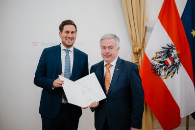 Am 17. Dezember 2025 bestellte der Bundeskanzler Vertreterinnen und Vertreter der Wirtschaft zu Mitgliedern der bei der Bundesanstalt "Statistik &Ouml;sterreich" eingerichteten Wirtschaftskurie. Im Bild Staatssekret&auml;r Alexander Pr&ouml;ll (l.) bei der &Uuml;berreichung.