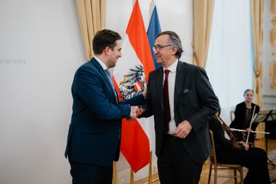 Am 17. Dezember 2025 bestellte der Bundeskanzler Vertreterinnen und Vertreter der Wirtschaft zu Mitgliedern der bei der Bundesanstalt "Statistik &Ouml;sterreich" eingerichteten Wirtschaftskurie. Im Bild Staatssekret&auml;r Alexander Pr&ouml;ll (l.) bei der &Uuml;berreichung.