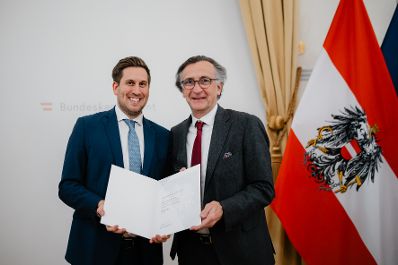 Am 17. Dezember 2025 bestellte der Bundeskanzler Vertreterinnen und Vertreter der Wirtschaft zu Mitgliedern der bei der Bundesanstalt "Statistik &Ouml;sterreich" eingerichteten Wirtschaftskurie. Im Bild Staatssekret&auml;r Alexander Pr&ouml;ll (l.) bei der &Uuml;berreichung.