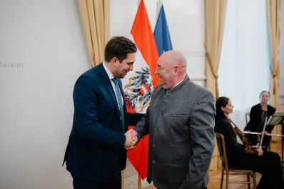 Am 17. Dezember 2025 bestellte der Bundeskanzler Vertreterinnen und Vertreter der Wirtschaft zu Mitgliedern der bei der Bundesanstalt "Statistik &Ouml;sterreich" eingerichteten Wirtschaftskurie. Im Bild Staatssekret&auml;r Alexander Pr&ouml;ll (l.) bei der &Uuml;berreichung.