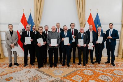 Am 17. Dezember 2025 bestellte der Bundeskanzler Vertreterinnen und Vertreter der Wirtschaft zu Mitgliedern der bei der Bundesanstalt "Statistik &Ouml;sterreich" eingerichteten Wirtschaftskurie. Im Bild Staatssekret&auml;r Alexander Pr&ouml;ll (r.).