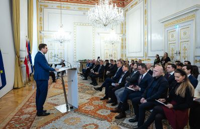 Am 18. Dezember 2025 bestellte der Bundeskanzler Vertreterinnen und Vertreter der Wirtschaft zu Mitgliedern der bei der Bundesanstalt "Statistik &Ouml;sterreich" eingerichteten Wirtschaftskurie. Im Bild Staatssekret&auml;r Alexander Pr&ouml;ll (l.) bei einer Rede.