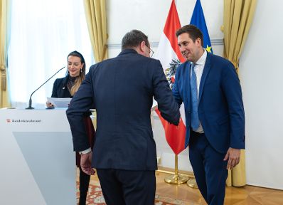 Am 18. Dezember 2025 bestellte der Bundeskanzler Vertreterinnen und Vertreter der Wirtschaft zu Mitgliedern der bei der Bundesanstalt "Statistik &Ouml;sterreich" eingerichteten Wirtschaftskurie. Im Bild Staatssekret&auml;r Alexander Pr&ouml;ll (r.) bei der &Uuml;berreichung.