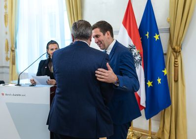 Am 18. Dezember 2025 bestellte der Bundeskanzler Vertreterinnen und Vertreter der Wirtschaft zu Mitgliedern der bei der Bundesanstalt "Statistik &Ouml;sterreich" eingerichteten Wirtschaftskurie. Im Bild Staatssekret&auml;r Alexander Pr&ouml;ll (r.) bei der &Uuml;berreichung.