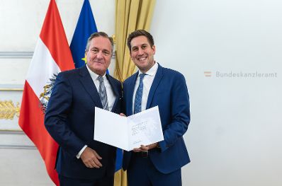 Am 18. Dezember 2025 bestellte der Bundeskanzler Vertreterinnen und Vertreter der Wirtschaft zu Mitgliedern der bei der Bundesanstalt "Statistik &Ouml;sterreich" eingerichteten Wirtschaftskurie. Im Bild Staatssekret&auml;r Alexander Pr&ouml;ll (r.) bei der &Uuml;berreichung.