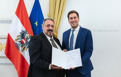 Am 18. Dezember 2025 bestellte der Bundeskanzler Vertreterinnen und Vertreter der Wirtschaft zu Mitgliedern der bei der Bundesanstalt "Statistik &Ouml;sterreich" eingerichteten Wirtschaftskurie. Im Bild Staatssekret&auml;r Alexander Pr&ouml;ll (r.) bei der &Uuml;berreichung.