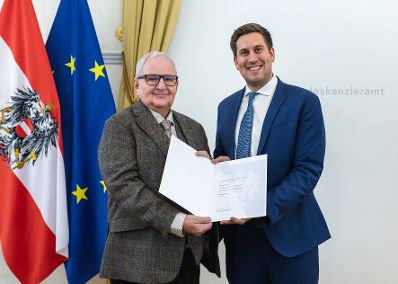 Am 18. Dezember 2025 bestellte der Bundeskanzler Vertreterinnen und Vertreter der Wirtschaft zu Mitgliedern der bei der Bundesanstalt "Statistik &Ouml;sterreich" eingerichteten Wirtschaftskurie. Im Bild Staatssekret&auml;r Alexander Pr&ouml;ll (r.) bei der &Uuml;berreichung.