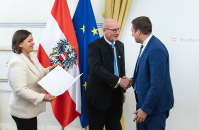 Am 18. Dezember 2025 bestellte der Bundeskanzler Vertreterinnen und Vertreter der Wirtschaft zu Mitgliedern der bei der Bundesanstalt "Statistik &Ouml;sterreich" eingerichteten Wirtschaftskurie. Im Bild Staatssekret&auml;r Alexander Pr&ouml;ll (r.) bei der &Uuml;berreichung.