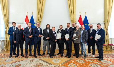 Am 18. Dezember 2025 bestellte der Bundeskanzler Vertreterinnen und Vertreter der Wirtschaft zu Mitgliedern der bei der Bundesanstalt "Statistik &Ouml;sterreich" eingerichteten Wirtschaftskurie. Im Bild Staatssekret&auml;r Alexander Pr&ouml;ll (l.), bei einem gemeinsamen Gruppenfoto.