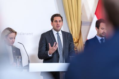 Am 19. Dezember 2025 gab Staatssekret&auml;r Alexander Pr&ouml;ll (m.) gemeinsam mit Bundesminister Christoph Wiederkehr (r.) und Staatssekret&auml;rin Michaela Schmidt (l.) eine Pressekonferenz zur Regierungsbilanz.