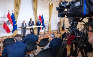 Am 19. Dezember 2025 gab Staatssekret&auml;r Alexander Pr&ouml;ll (m.), gemeinsam mit Bundesminister Christoph Wiederkehr (r.) und Staatssekret&auml;rin Michaela Schmidt (l.) eine Pressekonferenz zur Regierungsbilanz.
