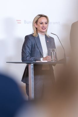 Am 19. Dezember 2025 gab Staatssekret&auml;r Alexander Pr&ouml;ll gemeinsam mit Bundesminister Christoph Wiederkehr und Staatssekret&auml;rin Michaela Schmidt (im Bild) eine Pressekonferenz zur Regierungsbilanz.