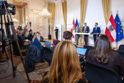 Am 19. Dezember 2025 gab Staatssekret&auml;r Alexander Pr&ouml;ll (m.), gemeinsam mit Bundesminister Christoph Wiederkehr (r.) und Staatssekret&auml;rin Michaela Schmidt (l.) eine Pressekonferenz zur Regierungsbilanz.