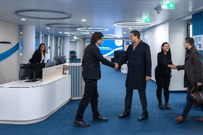 Am 19. Dezember 2025 besuchte Staatssekret&auml;r Alexander Pr&ouml;ll (3.v.r.) das Austria Wirtschaftsservice.