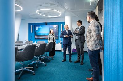 Am 19. Dezember 2025 besuchte Staatssekret&auml;r Alexander Pr&ouml;ll (m.) das Austria Wirtschaftsservice.