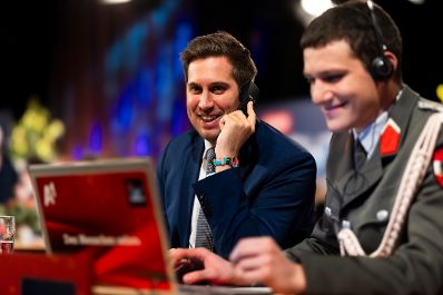 Am 24. Dezember 2025 nahm Staatssekret&auml;r Alexander Pr&ouml;ll (l.) an der Licht ins Dunkel Spendenaktion teil.