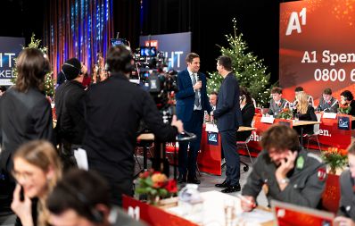 Am 24. Dezember 2025 nahm Staatssekret&auml;r Alexander Pr&ouml;ll (m.) an der Licht ins Dunkel Spendenaktion teil.