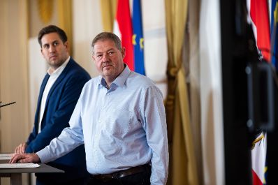 Am 15. Dezember 2025 gab Staatssekret&auml;r Alexander Pr&ouml;ll (l.) mit dem Tiroler B&uuml;rgermeister Markus T&ouml;nig (r.), eine gemeinsame Pressekonferenz zum Thema, abschlie&szlig;ender &Uuml;berblick zur ID Austria-Servicetour und den neuen Zahlen zu den e-Ausweisen und ID Austria-Registrierungen.