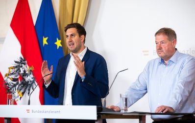 Am 15. Dezember 2025 gab Staatssekret&auml;r Alexander Pr&ouml;ll (l.) mit dem Tiroler B&uuml;rgermeister Markus T&ouml;nig (r.), eine gemeinsame Pressekonferenz zum Thema, abschlie&szlig;ender &Uuml;berblick zur ID Austria-Servicetour und den neuen Zahlen zu den e-Ausweisen und ID Austria-Registrierungen.