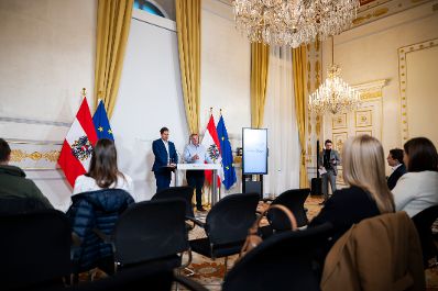 Am 15. Dezember 2025 gab Staatssekret&auml;r Alexander Pr&ouml;ll (l.) mit dem Tiroler B&uuml;rgermeister Markus T&ouml;nig (r.), eine gemeinsame Pressekonferenz zum Thema, abschlie&szlig;ender &Uuml;berblick zur ID Austria-Servicetour und den neuen Zahlen zu den e-Ausweisen und ID Austria-Registrierungen.