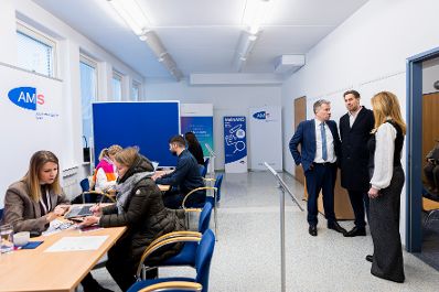 Am 15. J&auml;nner 2026 besuchte Staatssekret&auml;r Alexander Pr&ouml;ll (2.v.r.) im Rahmen der ID-Austria Servicetour die AMS Gesch&auml;ftsstelle Redergasse in Wien. Im Bild mit dem Vorstandsvorsitzenden des AMS Johannes Kopf (3.v.r.).