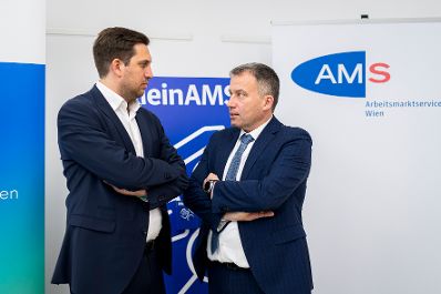Am 15. J&auml;nner 2026 besuchte Staatssekret&auml;r Alexander Pr&ouml;ll (l.) im Rahmen der ID-Austria Servicetour die AMS Gesch&auml;ftsstelle Redergasse in Wien. Im Bild mit dem Vorstandsvorsitzenden des AMS Johannes Kopf (r.).