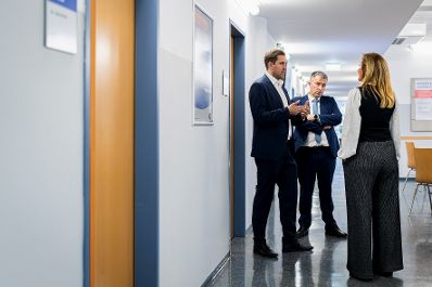 Am 15. J&auml;nner 2026 besuchte Staatssekret&auml;r Alexander Pr&ouml;ll (l.) im Rahmen der ID-Austria Servicetour die AMS Gesch&auml;ftsstelle Redergasse in Wien. Im Bild mit dem Vorstandsvorsitzenden des AMS Johannes Kopf (m.).