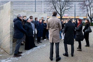 Am 26. J&auml;nner 2026 besuchte Staatssekret&auml;r Alexander Pr&ouml;ll (m.) gemeinsam mit Sch&uuml;lerinnen und Sch&uuml;lern, anl&auml;sslich des internationalen Tag des Gedenkens an die Opfer des Holocaust die Shoah Namensmauern im Ostarrichipark.