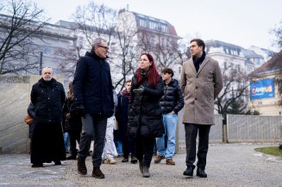 Am 26. J&auml;nner 2026 besuchte Staatssekret&auml;r Alexander Pr&ouml;ll (r.) gemeinsam mit Sch&uuml;lerinnen und Sch&uuml;lern, anl&auml;sslich des internationalen Tag des Gedenkens an die Opfer des Holocaust die Shoah Namensmauern im Ostarrichipark.