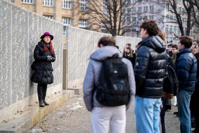 Am 26. J&auml;nner 2026 besuchte Staatssekret&auml;r Alexander Pr&ouml;ll gemeinsam mit Sch&uuml;lerinnen und Sch&uuml;lern, anl&auml;sslich des internationalen Tag des Gedenkens an die Opfer des Holocaust die Shoah Namensmauern im Ostarrichipark.