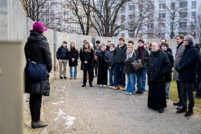 Am 26. J&auml;nner 2026 besuchte Staatssekret&auml;r Alexander Pr&ouml;ll (2.v.r.) gemeinsam mit Sch&uuml;lerinnen und Sch&uuml;lern, anl&auml;sslich des internationalen Tag des Gedenkens an die Opfer des Holocaust die Shoah Namensmauern im Ostarrichipark.