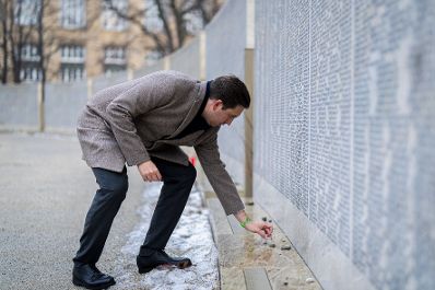 Am 26. J&auml;nner 2026 besuchte Staatssekret&auml;r Alexander Pr&ouml;ll (im Bild) gemeinsam mit Sch&uuml;lerinnen und Sch&uuml;lern, anl&auml;sslich des internationalen Tag des Gedenkens an die Opfer des Holocaust die Shoah Namensmauern im Ostarrichipark.