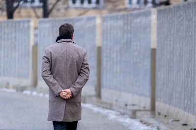 Am 26. J&auml;nner 2026 besuchte Staatssekret&auml;r Alexander Pr&ouml;ll (im Bild) gemeinsam mit Sch&uuml;lerinnen und Sch&uuml;lern, anl&auml;sslich des internationalen Tag des Gedenkens an die Opfer des Holocaust die Shoah Namensmauern im Ostarrichipark.