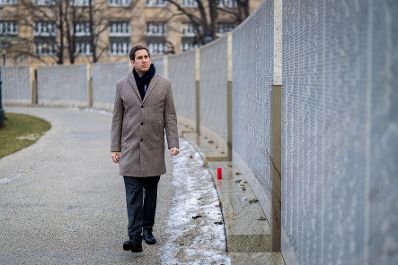 Am 26. J&auml;nner 2026 besuchte Staatssekret&auml;r Alexander Pr&ouml;ll (im Bild) gemeinsam mit Sch&uuml;lerinnen und Sch&uuml;lern, anl&auml;sslich des internationalen Tag des Gedenkens an die Opfer des Holocaust die Shoah Namensmauern im Ostarrichipark.