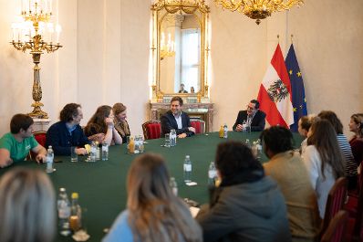 Am 28. J&auml;nner 2026 empfing Staatssekret&auml;r Alexander Pr&ouml;ll (m.) eine Besuchergruppe vom Journalismus-Kolleg im Bundeskanzleramt.