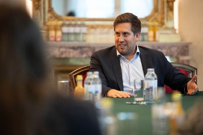 Am 28. J&auml;nner 2026 empfing Staatssekret&auml;r Alexander Pr&ouml;ll (r.) eine Besuchergruppe vom Journalismus-Kolleg im Bundeskanzleramt.