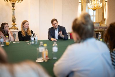 Am 28. J&auml;nner 2026 empfing Staatssekret&auml;r Alexander Pr&ouml;ll (3.v.l.) eine Besuchergruppe vom Journalismus-Kolleg im Bundeskanzleramt.