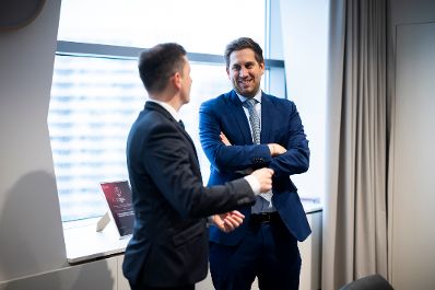 Am 29. J&auml;nner 2026 reiste Staatssekret&auml;r Alexander Pr&ouml;ll (r.) nach Bratislava. Im Bild bei einem Arbeitsgespr&auml;ch mit Staatssekret&auml;r Radoslav &Scaron;tef&aacute;nek (l.).