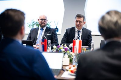 Am 29. J&auml;nner 2026 reiste Staatssekret&auml;r Alexander Pr&ouml;ll (l.) nach Bratislava. Im Bild bei einem Arbeitsgespr&auml;ch mit Staatssekret&auml;r Radoslav &Scaron;tef&aacute;nek (m.r.).