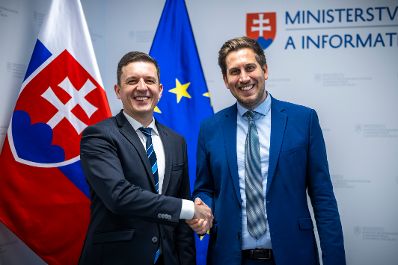Am 29. J&auml;nner 2026 reiste Staatssekret&auml;r Alexander Pr&ouml;ll (r.) nach Bratislava. Im Bild bei einem Arbeitsgespr&auml;ch mit Staatssekret&auml;r Radoslav &Scaron;tef&aacute;nek (l.).