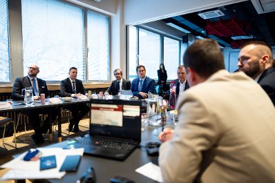 Am 29. J&auml;nner 2026 reiste Staatssekret&auml;r Alexander Pr&ouml;ll (4.v.l.) nach Bratislava. Im Bild beim Besuch der Slowakischen Technischen Universit&auml;t mit Staatssekret&auml;r Radoslav &Scaron;tef&aacute;nek (2.v.l.).