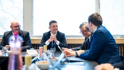 Am 29. J&auml;nner 2026 reiste Staatssekret&auml;r Alexander Pr&ouml;ll (r.) nach Bratislava. Im Bild beim Besuch der Slowakischen Technischen Universit&auml;t mit Staatssekret&auml;r Radoslav &Scaron;tef&aacute;nek (m.l.).