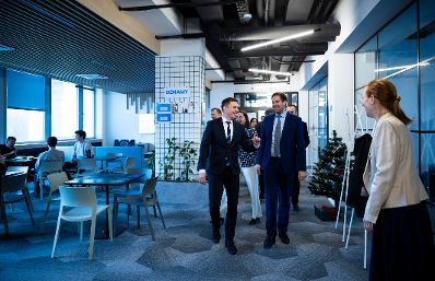 Am 29. J&auml;nner 2026 reiste Staatssekret&auml;r Alexander Pr&ouml;ll (m.r.) nach Bratislava. Im Bild beim Besuch der Slowakischen Technischen Universit&auml;t mit Staatssekret&auml;r Radoslav &Scaron;tef&aacute;nek (m.l.).