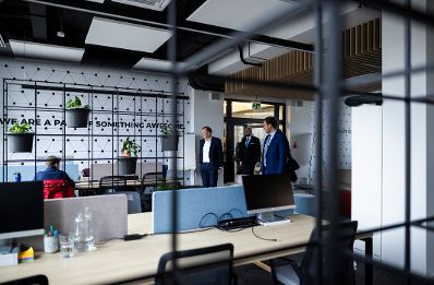 Am 29. J&auml;nner 2026 reiste Staatssekret&auml;r Alexander Pr&ouml;ll (r.) nach Bratislava. Im Bild beim Besuch der Slowakischen Technischen Universit&auml;t.