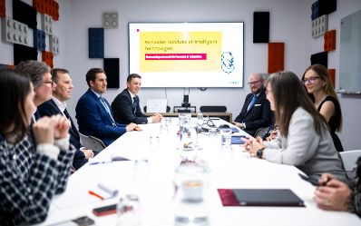 Am 29. J&auml;nner 2026 reiste Staatssekret&auml;r Alexander Pr&ouml;ll (4.v.l.) nach Bratislava. Im Bild beim Besuch des Kempelen Institute of Intelligent Technology.